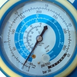 Kit de tirage au vide et recharge de climatisation avec pompe a vide, vacuomètre et manifold